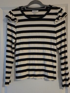 🔥NWOT- Black & White & Gold Striped Ruffle Shoulder Long-Sleeve Top
